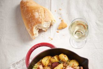 Χοιρινός λαιμός κρασάτος με δεντρολίβανο και πατάτες