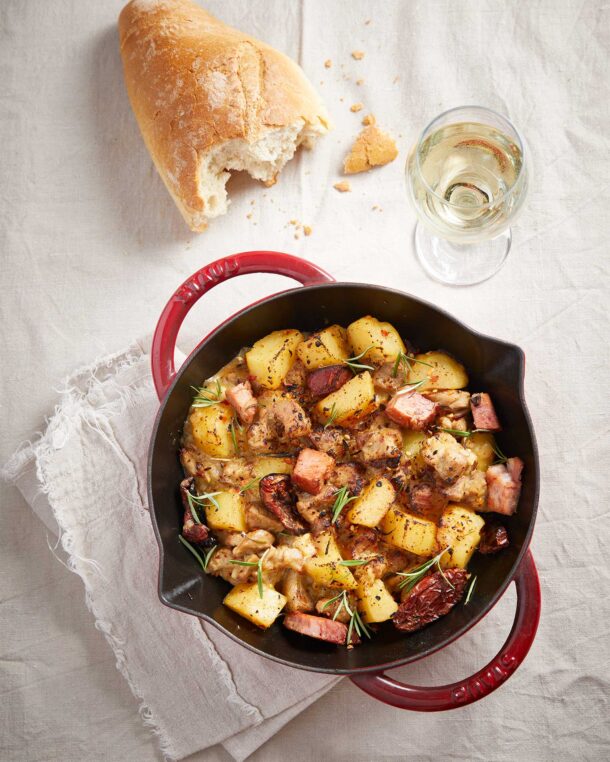 Χοιρινός λαιμός κρασάτος με δεντρολίβανο και πατάτες