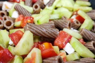 Χωριάτικη μακαρονοσαλάτα με ριγκατόνι ολικής