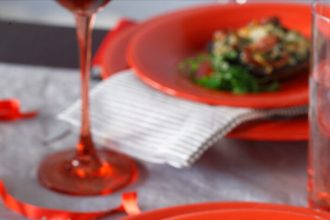 Χωριάτικο λουκάνικο σε γέμιση μανιταριών πορτομπέλο