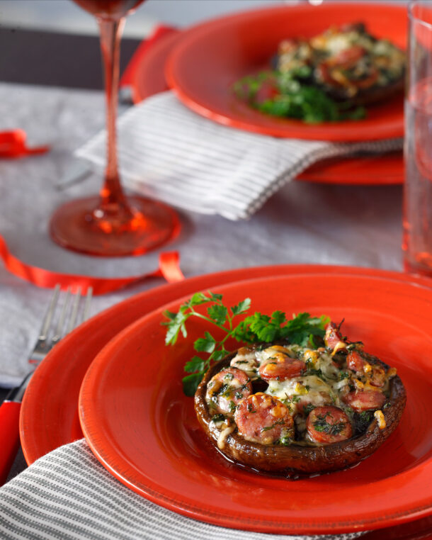 Χωριάτικο λουκάνικο σε γέμιση μανιταριών πορτομπέλο