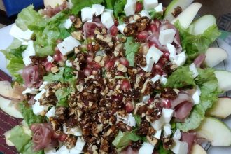 Χριστουγεννιάτικη σαλάτα με προσούτο και λευκό τυρί