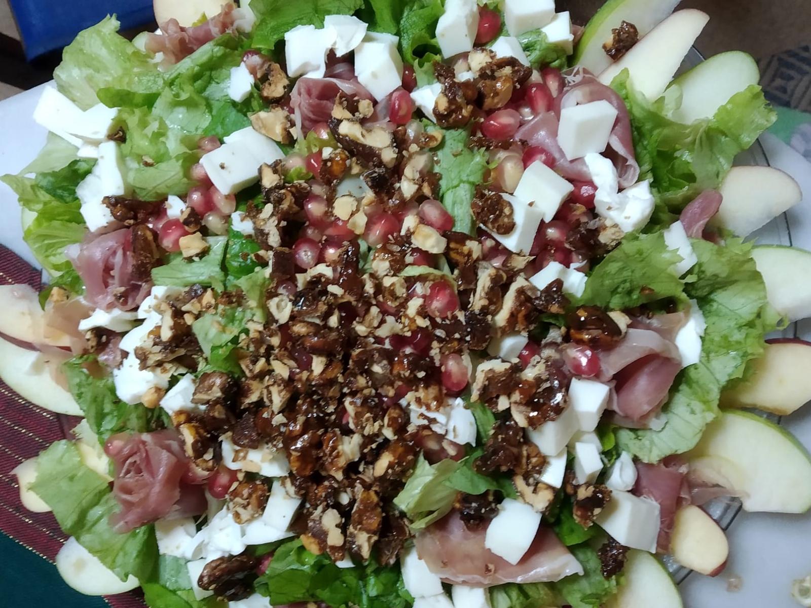 Χριστουγεννιάτικη σαλάτα με προσούτο και λευκό τυρί