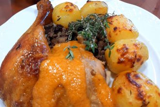 Γεμιστό κοτόπουλο με σάλτσα λαχανικών