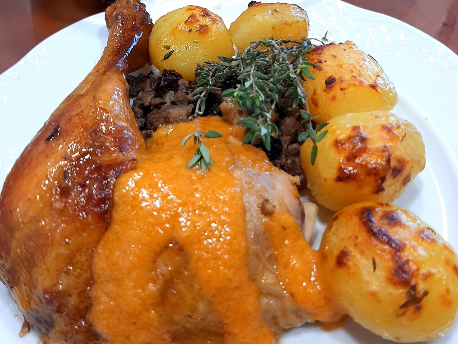 Γεμιστό κοτόπουλο με σάλτσα λαχανικών