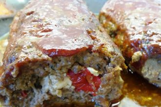 Ρολό κιμά με γέμιση φέτας και κόκκινες πιπεριές