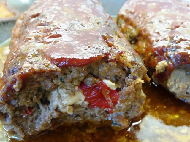 Ρολό κιμά με γέμιση φέτας και κόκκινες πιπεριές