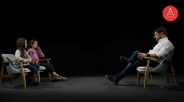 Ο Χαρδαλιάς έδωσε συνέντευξη σε παιδιά: «Είστε αλήθεια τόσο αυστηρός;» ΒΙΝΤΕΟ