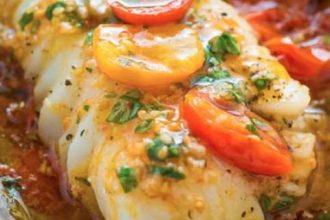 Ψάρι μαγειρευτό με ντοματίνια