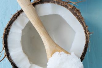 Πώς θα ενσωματώσεις το έλαιο καρύδας στη beauty ρουτίνα σου