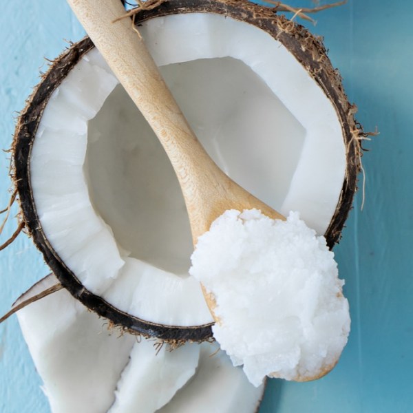 Πώς θα ενσωματώσεις το έλαιο καρύδας στη beauty ρουτίνα σου