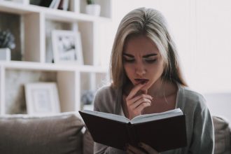 Οι φράσεις που δείχνουν έλλειψη αυτοπεποίθησης στη δουλειά