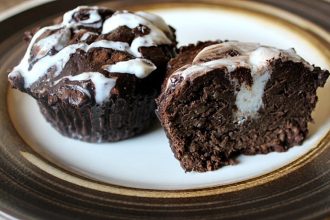 Κέικ σοκολάτας με λευκό γλάσο