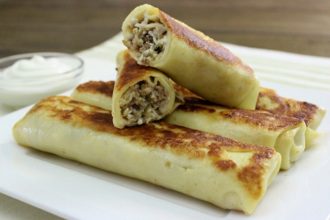Κρέπες γεμιστές με κιμά στο φούρνο