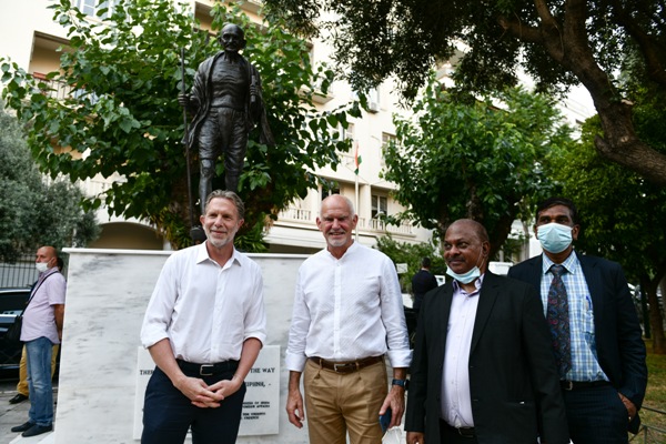 Ο Γιώργος Παπανδρέου και ο Γκάντι