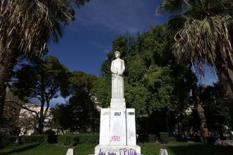 Πάτρα: Σύνθημα κατά του κορονοϊού στην πλ. Όλγας - ΦΩΤΟ