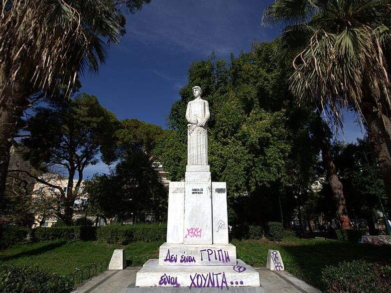 Πάτρα: Σύνθημα κατά του κορονοϊού στην πλ. Όλγας - ΦΩΤΟ