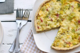 Τάρτα με πράσο, μπέικον και ελβετικό τυρί