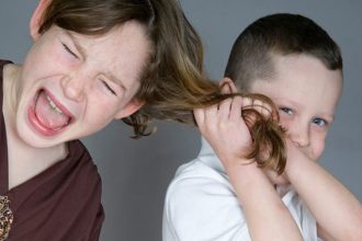 Αδερφικό bullying: Τι κάνεις όταν η κόντρα ξεπερνά τα όρια