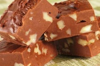 Σοκολατογλυκό ψυγείου με 3 υλικά