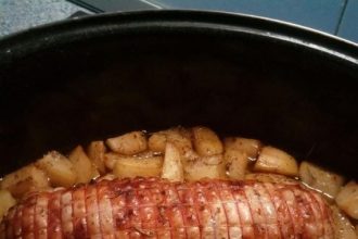 Ρολό κοτόπουλο με μέλι, μουστάρδα και σκόρδο στη γάστρα