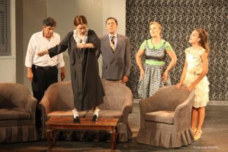 Πάτρα: Ζεστό και παρατεταμένο χειροκρότημα για τους "Γαμπρούς της Ευτυχίας"