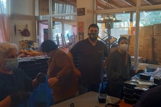 Η Δάφνη Μητσοτάκη βοήθησε στη διανομή συσσιτίων