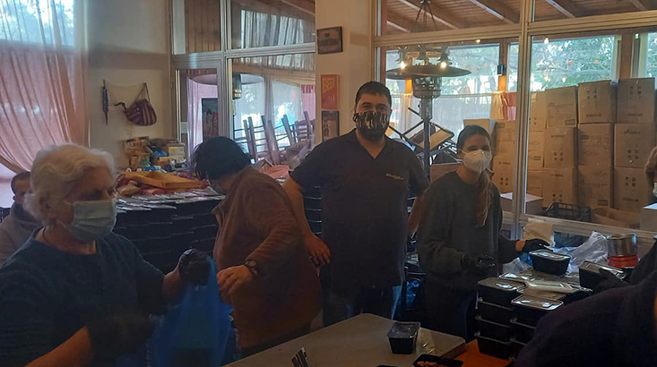 Η Δάφνη Μητσοτάκη βοήθησε στη διανομή συσσιτίων
