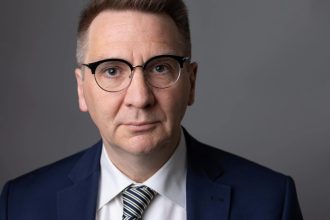Σοκ στη Βρετανία: Οκτώ χρόνια φυλάκιση σε πρώην δημοσιογράφο του BBC για σεξουαλικά εγκλήματα κατά ανηλίκων