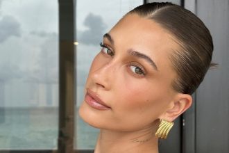 Hailey Bieber: Επιβεβαιώνει ότι τα navy blue nails είναι η απόλυτη τάση της σεζόν