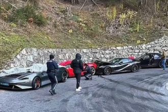 Καραμπόλα... 7,2 εκατ. ευρώ στις Άλπεις - Συγκρούστηκαν δύο Ferrari, μια McLaren και μια Bentley