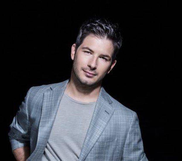 Πάτρα: Ο Γιώργος Περρής τραγουδά για τους "Μαχητές"