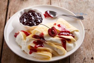 Κρέπες γεμιστές με κρέμα γιαουρτιού και μαρμελάδα κεράσι