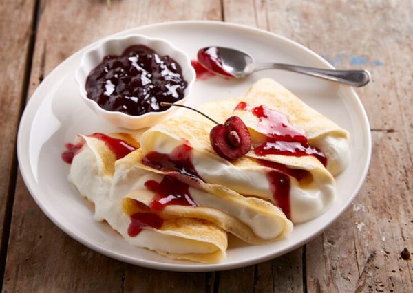 Κρέπες γεμιστές με κρέμα γιαουρτιού και μαρμελάδα κεράσι