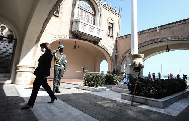 Όταν η Πρόεδρος έβγαλε τις γόβες της: Τα casual παπούτσια της Σακελλαροπούλου και τα άδικα σχόλια