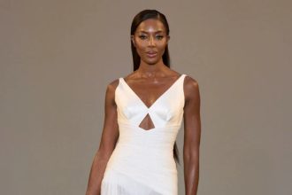 H Naomi Campbell έκλεισε το σόου του οίκου Del Core με το πιο εκπληκτικό λευκό φόρεμα