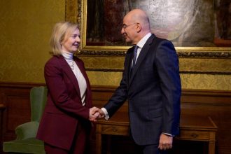 Απίστευτη γκάφα από την βρετανίδα ΥΠΕΞ - Μπέρδεψε τον Νίκο Δένδια με τον Νίκο Βέρτη