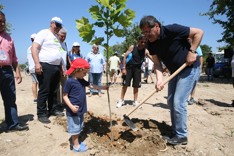 Πάτρα: Δεδροφύτευση στο Πλατανόδασος - Μοιράστηκαν γλάστρες με λουλούδια - ΦΩΤΟ