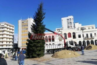 "Ανάσα" αισιοδοξίας στην Πάτρα του lockdown: Ο δήμος στολίζει την πλατεία Γεωργίου - Τοποθετήθηκε το μεγάλο δέντρο! ΦΩΤΟ - ΒΙΝΤΕΟ