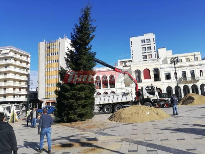 "Ανάσα" αισιοδοξίας στην Πάτρα του lockdown: Ο δήμος στολίζει την πλατεία Γεωργίου - Τοποθετήθηκε το μεγάλο δέντρο! ΦΩΤΟ - ΒΙΝΤΕΟ