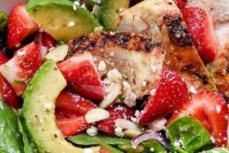 Σαλάτα detox με κοτόπουλο, αβοκάντο, φράουλες