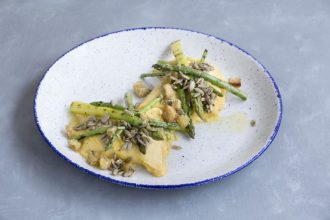 Ομελέτα με σπαράγγια και ηλιόσπορο