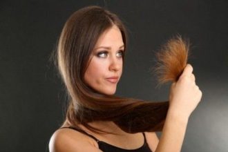 Η καθημερινή συνήθεια που φθείρει τα μαλλιά σας