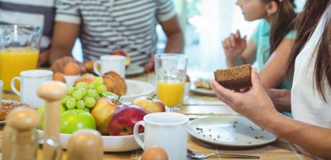 Οι μύθοι που συνοδεύουν τη διατροφή των παιδιών για το γάλα και τους χυμούς