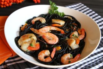 Ταλιατέλες με μελάνι σουπιάς και καλαμαράκια