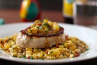 Χοιρινές μπριζόλες με καλαμπόκι