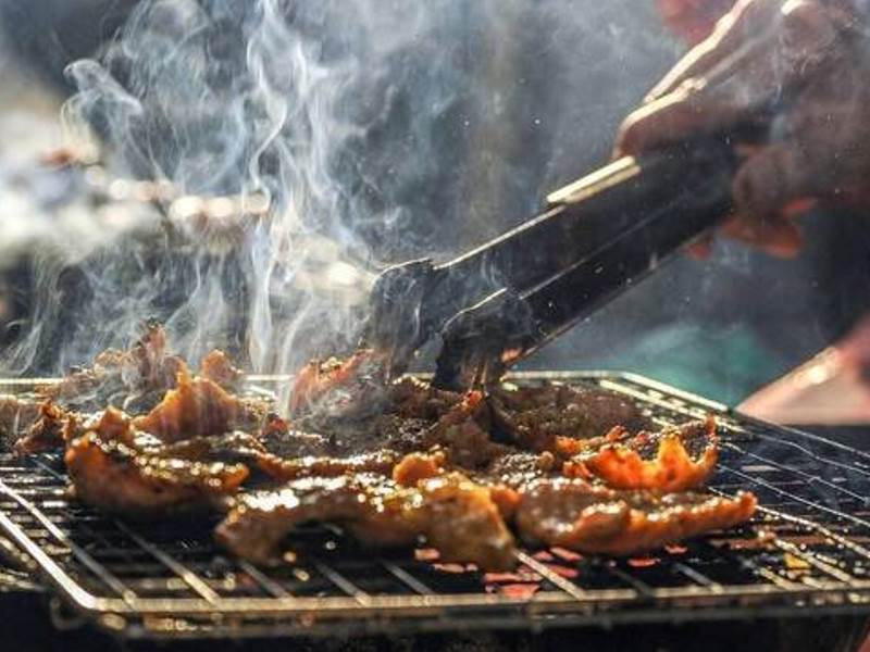 Τσικνοπέμπτη στη Mama Pizza με πλούσιο μουσικό πρόγραμμα