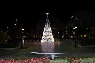 Πάτρα: Εντυπωσιακό χριστουγεννιάτικο δένδρο στην πλ. Τριών Συμμάχων - ΦΩΤΟ