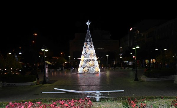 Πάτρα: Εντυπωσιακό χριστουγεννιάτικο δένδρο στην πλ. Τριών Συμμάχων - ΦΩΤΟ