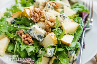 Διαφορετική σαλάτα με ροκφόρ, καρύδια και αχλάδι